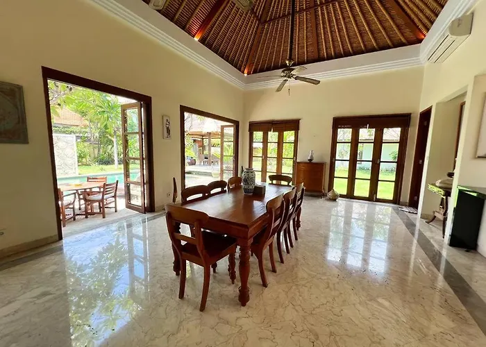 Villa 5-br In Mins Walk To The And