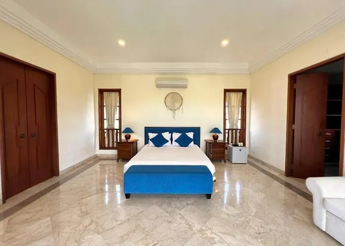 Villa 5-br In Mins Walk To The And *